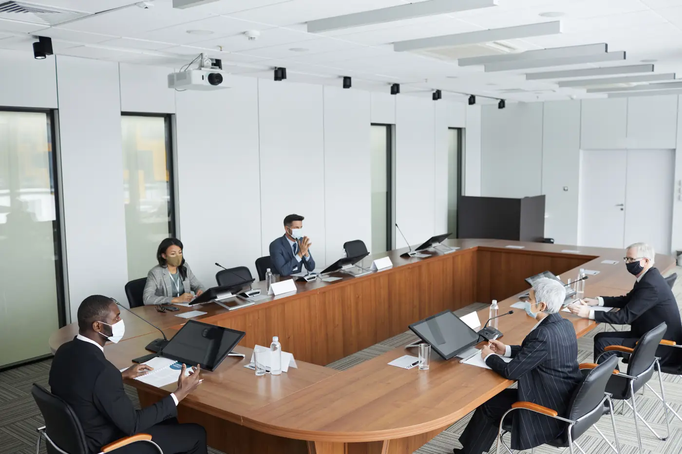 Konferans masasında toplantıdaki profesyoneller